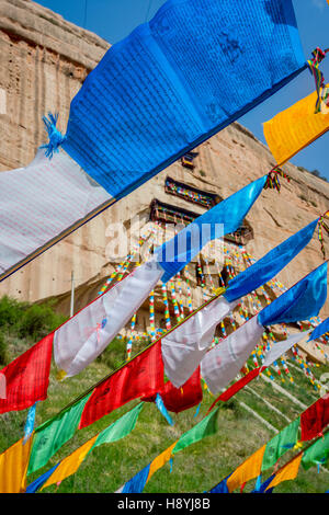 Mati Si tempio nella grotta con colorati pregando bandiere buddista, Zhangye, provincia di Gansu, Cina Foto Stock