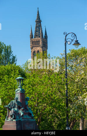 La guglia di Glasgow University disegnato da Gilbert Scott. Da Kelvingrove Park Foto Stock