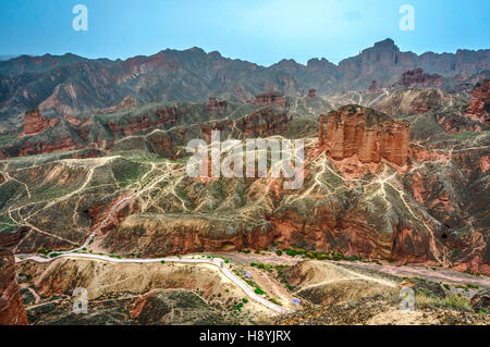 Percorsi a piedi attorno a roccia arenaria formazione a Zhangye Danxia geologico nazionale Park, provincia di Gansu, Cina Foto Stock