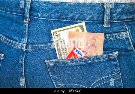 Dieci dollari americani, dieci banconote e carte di credito fuori del blue jeans pocket Foto Stock