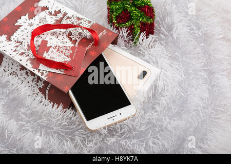 BURGAS, Bulgaria - 22 ottobre 2016: nuovo Apple iPhone 7 Plus oro su sfondo bianco, regalo di Natale, illustrativi editoriale. Foto Stock