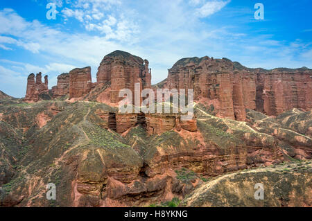 Percorsi a piedi attorno a roccia arenaria formazione a Zhangye Danxia geologico nazionale Park, provincia di Gansu, Cina Foto Stock