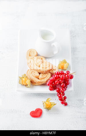 A forma di cuore wiith biscotti di zucchero e cannella per il giorno di San Valentino Foto Stock