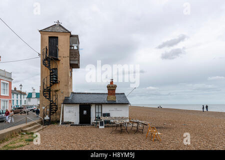 Vista di sud Lookout edificio sulla spiaggia di ghiaie a Aldeburgh sulla costa di Suffolk, East Anglia, Inghilterra orientale su un nuvoloso giorno Foto Stock