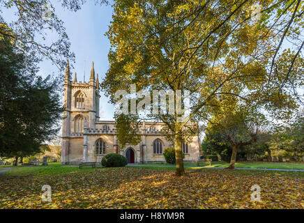 Panorama della chiesa e il sagrato della chiesa di San Lorenzo, Hungerford, Berkshire, Inghilterra del sud in una giornata di sole con cielo blu e colore di autunno Foto Stock