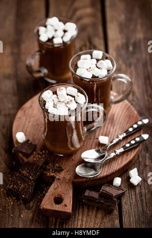Cioccolata calda dessert con marshmallows su sfondo di legno Foto Stock