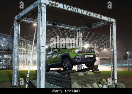 La fotografia notturna della jeep Renegade all'interno del Motorvillage Fiat di Torino, Italia. Foto Stock