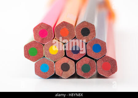 Pila di matite colorate nella luce naturale Foto Stock