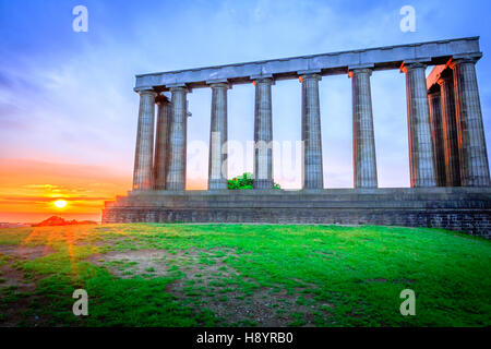 Pilastri del monumento nazionale, Edimburgo, Scozia, Regno Unito all'alba Foto Stock