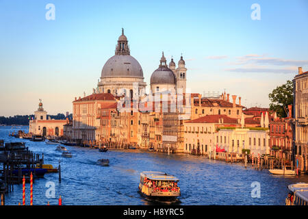 L'Italia, Veneto, Venezia, Chiesa di Santa Maria e il Canal Grande al tramonto Foto Stock