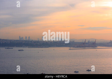 Dritto sul Bosforo Sunrise ad Istanbul in Turchia Foto Stock