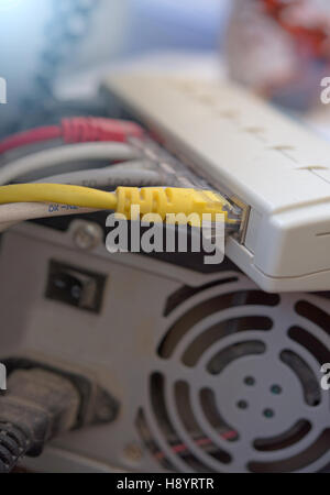 Cavo di rete hub o router internet in ufficio Foto Stock