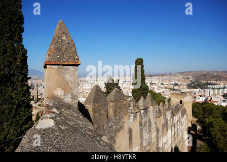 Castello di Gibralfaro pareti con vedute sopra la città, Malaga, provincia di Malaga, Andalusia, Spagna, Europa occidentale. Foto Stock