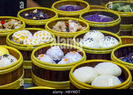 Tradizionale e cinese deliziosi panini dolci cotti al vapore per la vendita a Chengdu Cina Foto Stock