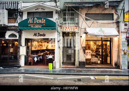 Hong Kong, 2013 La zona appena a ovest del centro di Isola di Hong Kong è cambiato enormemente nel corso degli ultimi vent'anni. Foto Stock