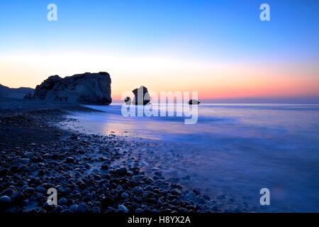 Roccia di Afrodite, Paphos, Cipro, Mediterraneo orientale Mare Foto Stock