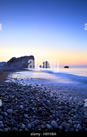 Roccia di Afrodite, Paphos, Cipro, Mediterraneo orientale Mare Foto Stock