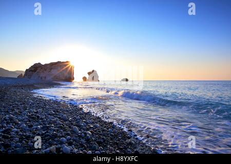 Roccia di Afrodite, Paphos, Cipro, Mediterraneo orientale Mare Foto Stock