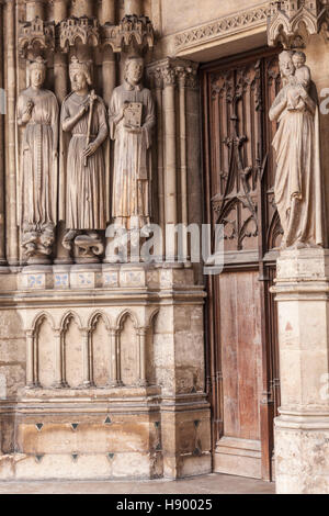 Sculture in pietra all'ingresso al Saint Germain l'Auxerrois a Parigi. Foto Stock