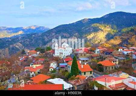 Chiesa di Santa Croce nel villaggio di Pedoulas, Monti Troodos, Cipro, Mediterraneo orientale Mare Foto Stock