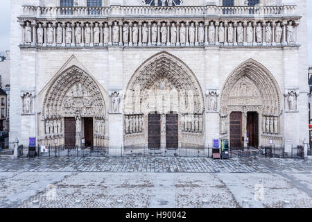 Il fronte ovest della cattedrale di Notre Dame de Paris. Foto Stock