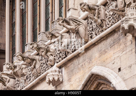 Doccioni sulla facciata della Cattedrale di Notre Dame de Dijon. Foto Stock