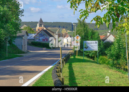 FLEYS, Francia - 12 ottobre 2016: vista del villaggio Fleys, nella zona di Chablis, Borgogna, Francia Foto Stock