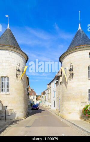 CHABLIS, Francia - 12 ottobre 2016: Vista della Porte Noel gate, a Chablis, Borgogna, Francia Foto Stock