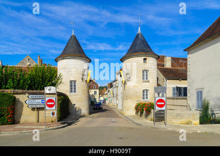 CHABLIS, Francia - 12 ottobre 2016: Vista della Porte Noel gate, a Chablis, Borgogna, Francia Foto Stock