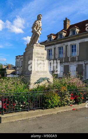 CHABLIS, Francia - 12 ottobre 2016: un monumento per la prima guerra mondiale vittime, a Chablis, Borgogna, Francia Foto Stock