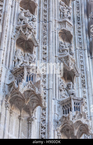 Sculture sulla cattedrale di San Paolo e di San Pietro o la Cattedrale di Saint-Pierre-et-Saint-Paul de Nantes nella città di Nantes. Foto Stock