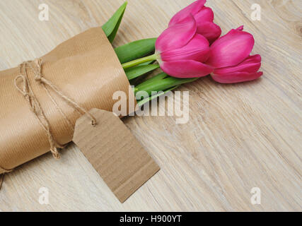 Bouquet di tulipani rossi in carta kraft Foto Stock