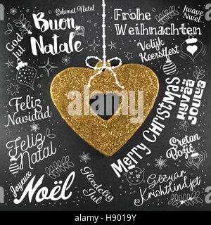 Buon Natale biglietto di auguri da tutto il mondo in diverse lingue con cuore d'oro, testo calligrafico e font di caratteri scritti a mano Foto Stock