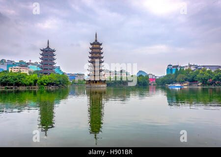 Due torri, pagode di sole e di luna dal lago. Top attrazione turistica in Guilin, Cina Foto Stock