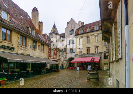 SEMUR-en-Auxois, Francia - 13 ottobre 2016: Street scene nel nucleo medievale della città con la gate Guillier, a Semur-en-Auxois, Borgogna, Franc Foto Stock