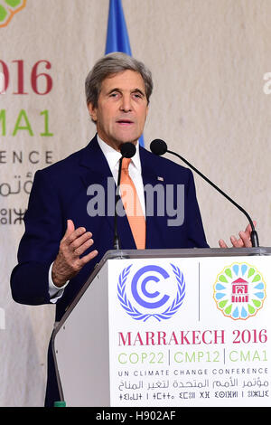 Marrakech, Marocco. Xvi Nov, 2016. Stati Uniti Il segretario di Stato John Kerry offre un discorso durante la ventiduesima sessione della Conferenza delle Parti della convenzione quadro delle Nazioni Unite sui cambiamenti climatici (COP22) a Marrakech, Marocco, il nov. 16, 2016. John Kerry ha avvertito qui mercoledì che la caduta a breve nella lotta contro il cambiamento climatico sarebbe "un fallimento morale, un tradimento delle conseguenze devastanti.' Credit: Zhao Dingzhe/Xinhua/Alamy Live News Foto Stock