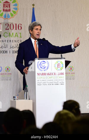 Marrakech, Marocco. Xvi Nov, 2016. Stati Uniti Il segretario di Stato John Kerry offre un discorso durante la ventiduesima sessione della Conferenza delle Parti della convenzione quadro delle Nazioni Unite sui cambiamenti climatici (COP22) a Marrakech, Marocco, il nov. 16, 2016. John Kerry ha avvertito qui mercoledì che la caduta a breve nella lotta contro il cambiamento climatico sarebbe "un fallimento morale, un tradimento delle conseguenze devastanti.' Credit: Zhao Dingzhe/Xinhua/Alamy Live News Foto Stock