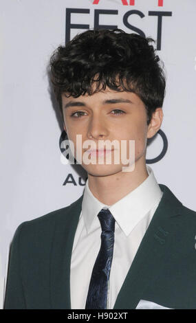 Los Angeles, California, USA. Xvi Nov, 2016. Attore Lucas Jade all'AFI Film Festival omaggio a Annette Bening Screening Gala ''xx secolo Donna" tenutosi presso la leva TCL Chinese Theatre, Hollywood, CA Credito: Paolo Fenton/ZUMA filo/Alamy Live News Foto Stock