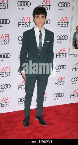 Los Angeles, California, USA. Xvi Nov, 2016. Attore Lucas Jade all'AFI Film Festival omaggio a Annette Bening Screening Gala ''xx secolo Donna" tenutosi presso la leva TCL Chinese Theatre, Hollywood, CA Credito: Paolo Fenton/ZUMA filo/Alamy Live News Foto Stock