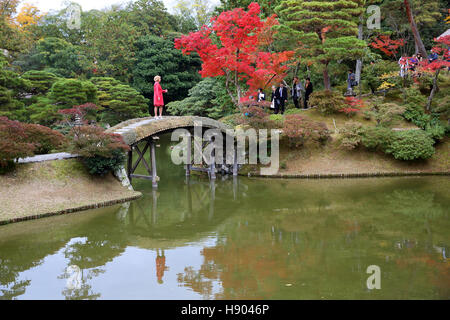 Kyoto, Giappone. 17 Nov, 2016. Daniela Schadt, partner del presidente tedesco Joachim Gauck, viste le il Giardino Imperiale di Kyoto, Giappone, 17 novembre 2016. Il capo dello stato tedesco e il suo partner sono attualmente impegnati in un tour di cinque giorni del paese. Foto: Wolfgang Kumm/dpa/Alamy Live News Foto Stock