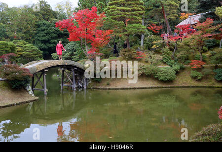 Kyoto, Giappone. 17 Nov, 2016. Daniela Schadt, partner del presidente tedesco Joachim Gauck, viste le il Giardino Imperiale di Kyoto, Giappone, 17 novembre 2016. Il capo dello stato tedesco e il suo partner sono attualmente impegnati in un tour di cinque giorni del paese. Foto: Wolfgang Kumm/dpa/Alamy Live News Foto Stock