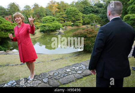 Kyoto, Giappone. 17 Nov, 2016. Daniela Schadt, partner del presidente tedesco Joachim Gauck, viste le il Giardino Imperiale di Kyoto, Giappone, 17 novembre 2016. Il capo dello stato tedesco e il suo partner sono attualmente impegnati in un tour di cinque giorni del paese. Foto: Wolfgang Kumm/dpa/Alamy Live News Foto Stock