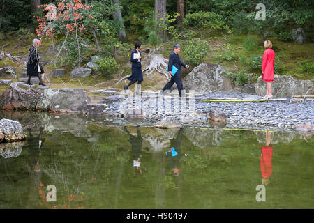 Kyoto, Giappone. 17 Nov, 2016. Daniela Schadt, partner del presidente tedesco Joachim Gauck, viste le il Giardino Imperiale di Kyoto, Giappone, 17 novembre 2016. Il capo dello stato tedesco e il suo partner sono attualmente impegnati in un tour di cinque giorni del paese. Foto: Wolfgang Kumm/dpa/Alamy Live News Foto Stock