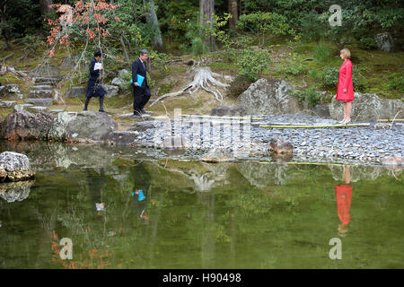 Kyoto, Giappone. 17 Nov, 2016. Daniela Schadt, partner del presidente tedesco Joachim Gauck, viste le il Giardino Imperiale di Kyoto, Giappone, 17 novembre 2016. Il capo dello stato tedesco e il suo partner sono attualmente impegnati in un tour di cinque giorni del paese. Foto: Wolfgang Kumm/dpa/Alamy Live News Foto Stock