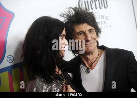 La città di New York. Xv Nov, 2016. Ronnie Wood e sua moglie Sally Humphreys frequentare i Rolling Stones esibizionismo apertura notturna all Industria Superstudio nel novembre 15, 2016 a New York City. | Verwendung weltweit © dpa/Alamy Live News Foto Stock