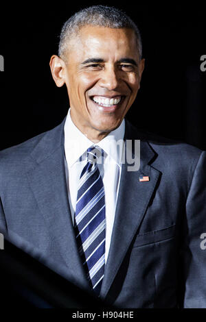 Berlino, Germania. Xvi Nov, 2016. Il presidente Barack Obama arriva presso l'aeroporto di Tegel per la sua visita in Germania il 16 novembre 2016 a Berlino, Germania. | Verwendung weltweit Credito: dpa/Alamy Live News Foto Stock