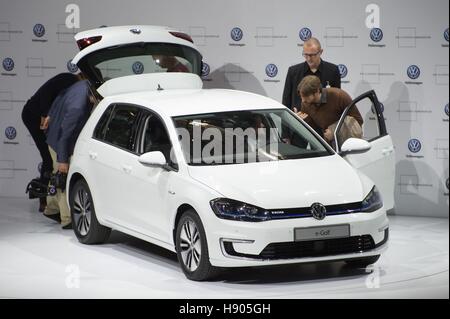 Dresden, Germania. 17 Nov, 2016. Ispezionare i giornalisti la nuova VW-E-Golf a Dresda (Germania), 17 novembre 2016. La casa automobilistica tedesca prevede di produrre e-auto a Dresda da aprile 2017 in poi, rendendo Dresden il secondo grande centro per la produzione di e-auto in Germania dietro a Wolfsburg in Bassa Sassonia. Foto: Sebastian Kahnert/dpa/Alamy Live News Foto Stock