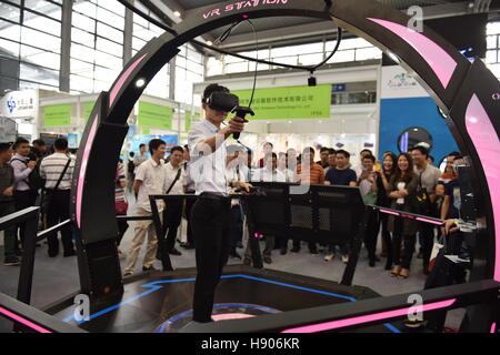 Shenzhen, Cina la provincia di Guangdong. 17 Nov, 2016. Un uomo sperimenta un gioco VR al China Hi-Tech Fair di Shenzhen, Cina del sud della provincia di Guangdong, nov. 17, 2016. Credito: Mao Siqian/Xinhua/Alamy Live News Foto Stock