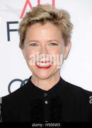 Los Angeles, CA, Stati Uniti d'America. Xvi Nov, 2016. Annette Bening presso gli arrivi per novecento donne lo screening di Gala presso AFI FEST 2016 presentato da Audi, Cinese TCL 6 teatri (in precedenza Grauman's), Los Angeles, CA Novembre 16, 2016. Credito: Dee Cercone/Everett raccolta/Alamy Live News Foto Stock