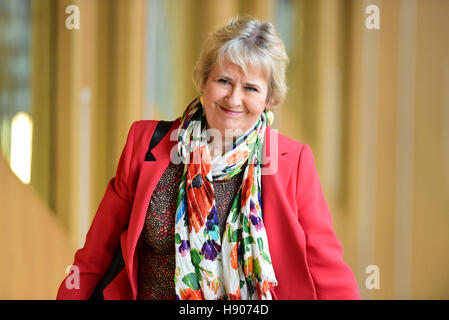 Edimburgo, Scozia, Regno Unito, 17 Novembre, 2016. Ambiente Il cambiamento climatico e la riforma fondiaria Segretario Roseanna Cunningham si fa strada per la camera del parlamento scozzese per il primo ministro di credito Domande: Ken Jack / Alamy Live News Foto Stock